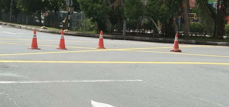 十字路口向来没设置交通指示牌及交通灯，因此不时会发生车祸，当局希望在路口中央划上黄色格子后，能提高驾驶人士警惕。