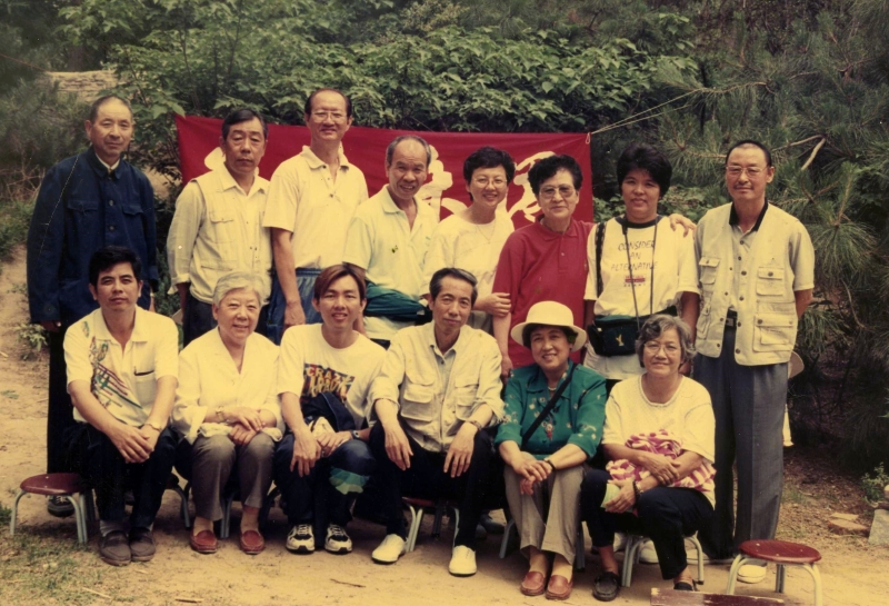 覃秋璇（后右四）当年远赴中国进修郭林气功时，与学员出游时合摄。
