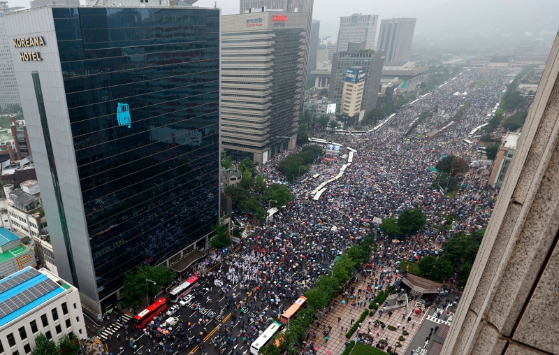 大批保守派人士周六涌上首尔街头，参与反政府示威大游行。（美联社照片）