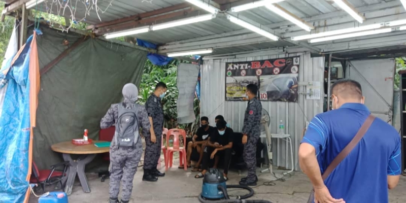 吉隆坡市政局、警方及移民局官员前往一间洗车中心检查，发现是无牌经营。