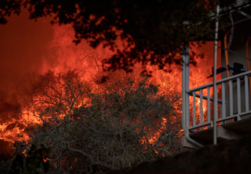 火势很快蔓延到的民宅 ，近8000人被迫撤离。（美联社照片）