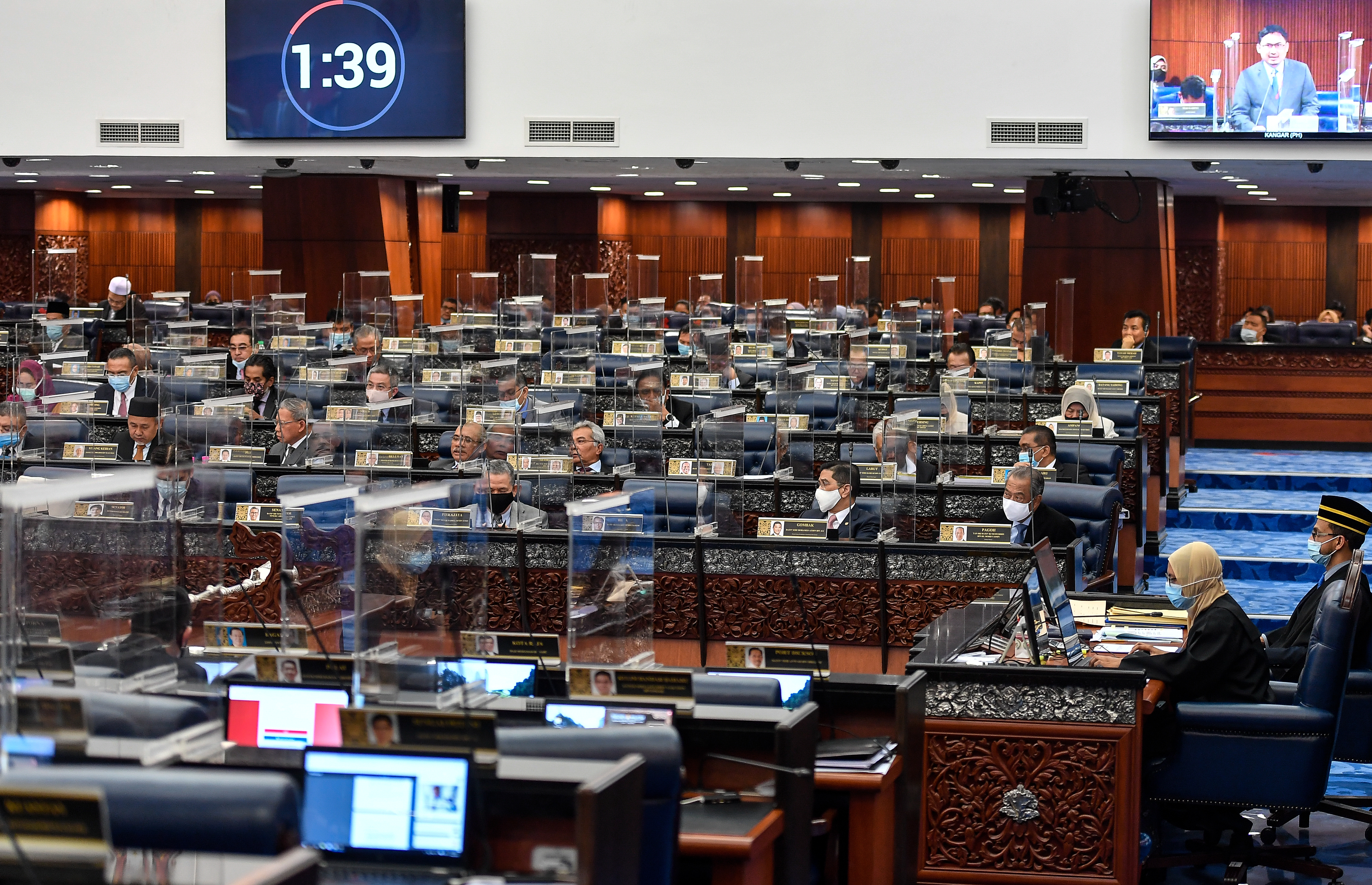 首相丹斯里慕尤丁及内阁部长出席国会下议院会议。