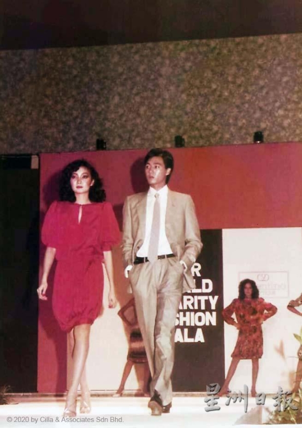 冯瑞玲（左）提到，在她走秀的年代，模特要懂得展示“商品”。