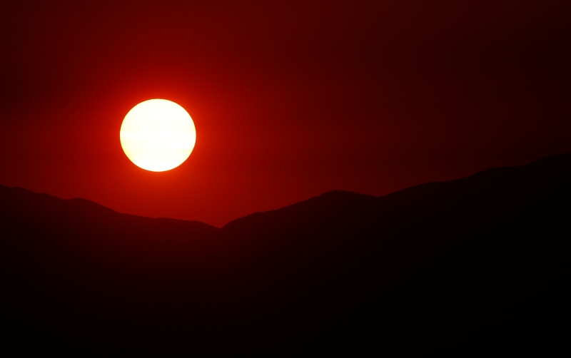 加州天空出现火红一片的景观，连太阳都染红了，情况非常骇人。（美联社照片）