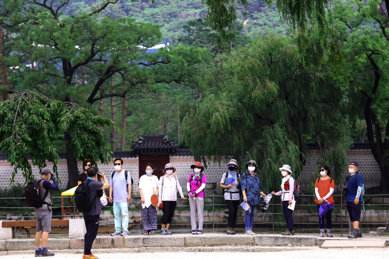 　在首尔旅游景点景福宫的旅客全戴着口罩游览。（美联社照片）