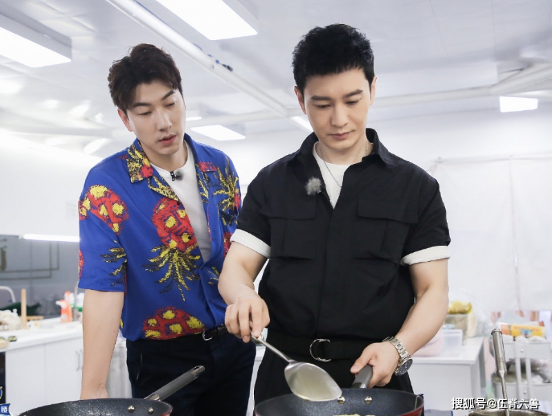 除了黄晓明，张亮（左）煮牛肉汤时也直接用勺子试喝，《中餐厅》的食物卫生问题，引发网民热议。