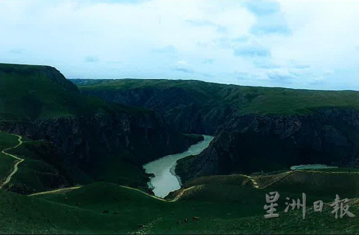 伊犁草原的美景之一：九曲十八弯，四周是大峡谷。