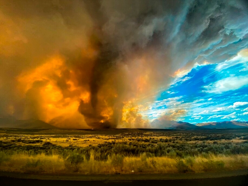 在加州拉森县出现罕见的火龙卷等极端气候。（美联社照片）