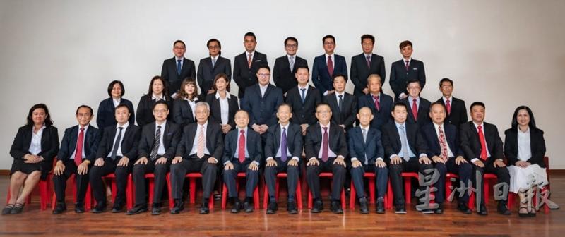 哥打峇鲁中华中小学新届董事会合影。