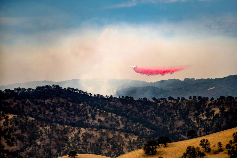 一架直升机在加州“鹿区”上空进行扑灭野火任务。（美联社照片）