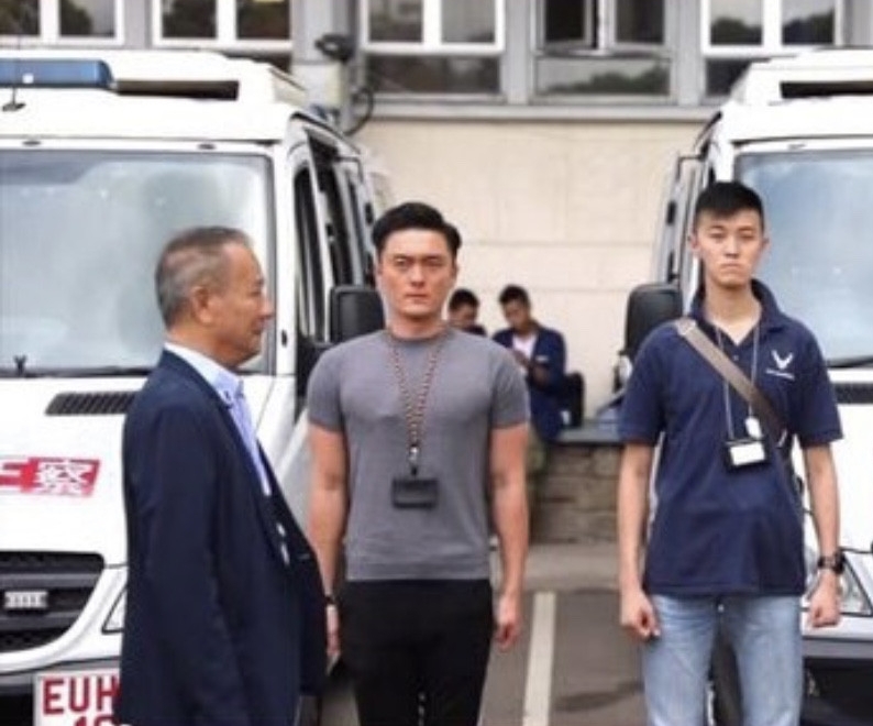 李修贤（左起）再次在香港开戏，并找杨明打头炮，却因车祸事件考虑换角。