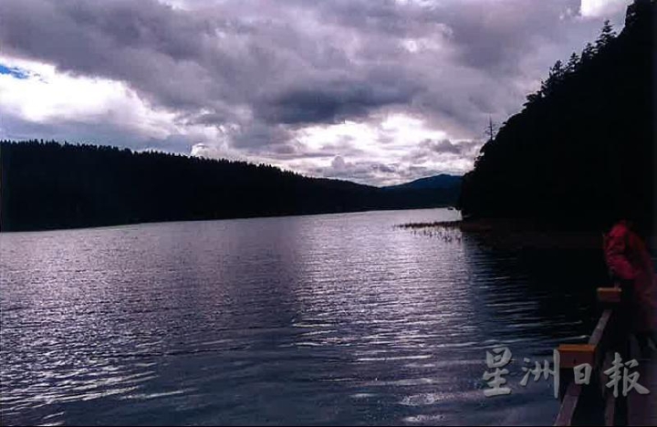 香格里拉的碧塔湖，海拔3500米，是一个高地湖，天气晴朗时树影、远山倒映湖中，清丽醉人。