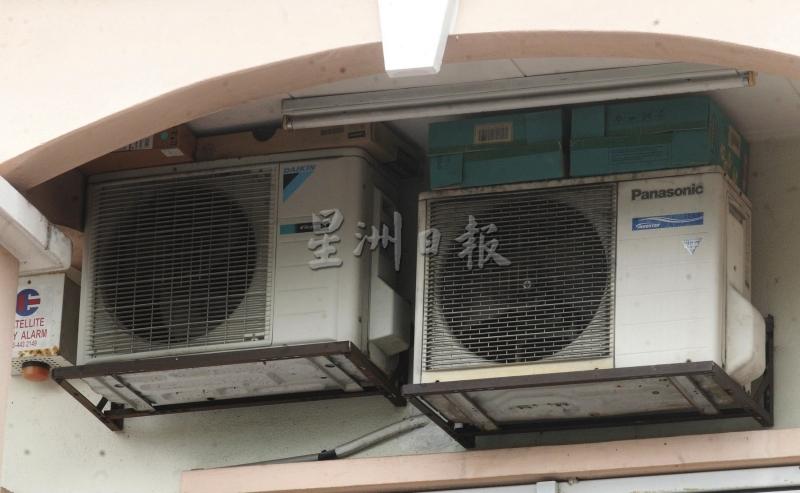 有居民以盒子阻塞空间，防止鸽子栖息或在冷气压缩机上筑巢。