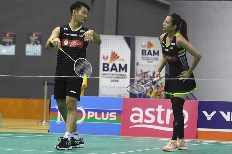 吴柳莹（右）脚上有伤，让她与陈炳橓不敢在比赛中豁尽，但关键时刻的连连失误却是导致他们输球的主因。（马羽总提供照片）