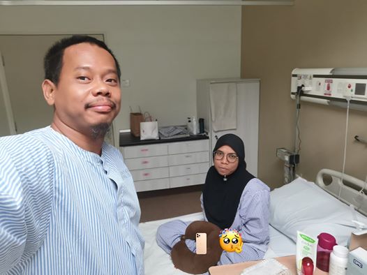 希尔米（左）在脸书贴出与妻子在病房内的合照，详述捐肾给妻子的心情故事。