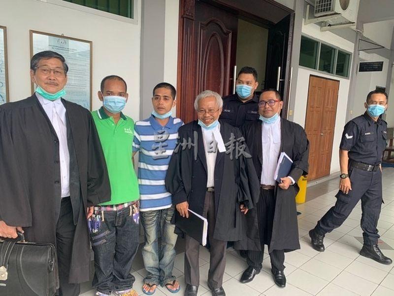 
2017年泗里街乌鲁双溪恩瑟鲁安辣椒园命案的两名被告（左二及左三）被判谋杀罪名不成立，获得当庭无罪释放。左及左四为辩护律师王连义及罗斯里嘉柏。