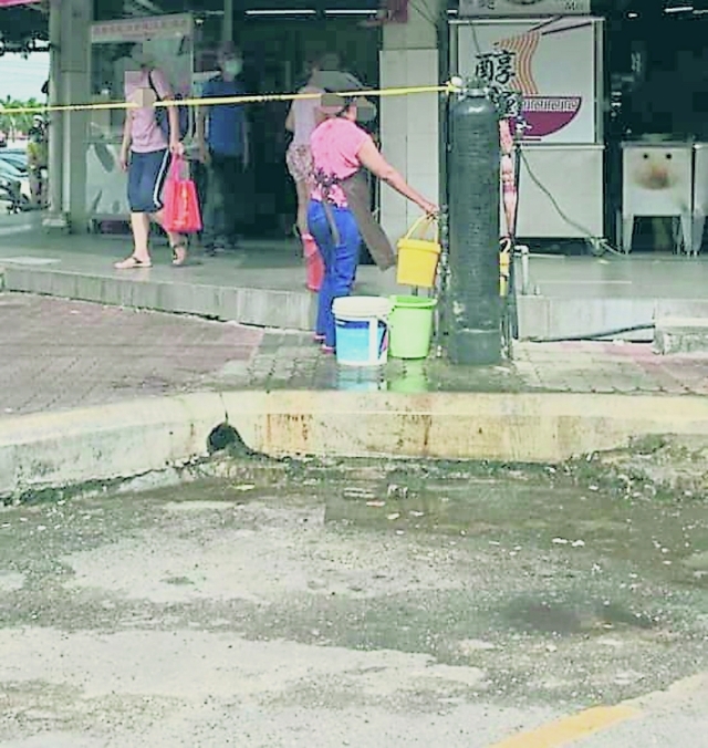 一些业者或小贩很喜欢将洗涤水泼在行人道或后巷，长期情况下可导致道路损坏。