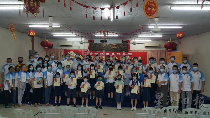 峇株巴辖晋江会馆颁发奖励金给67名会员子女后，理事与得奖者合影。