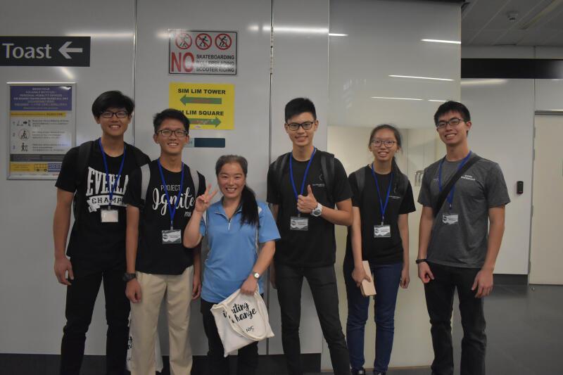 大学生陈俊文（右三）与另10人共同成立非营利机构SGExams，除了为本地学生提供支援，也会召集学生举办志愿活动，回馈社会。（SGExams提供）