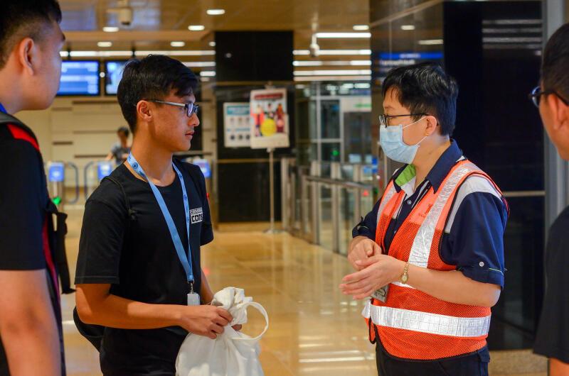 SGExams在疫情期间决定发起一项派送爱心礼包的活动，向公共交通场所的清洁工人致敬与致谢。（SGExams提供