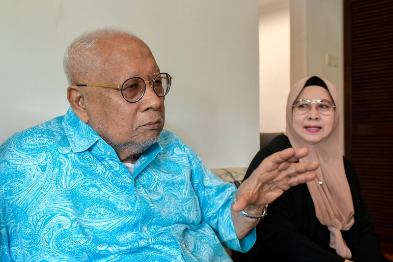 将在今年8月25日迈入91岁的沙烈阿巴斯（左）是国家原则的起草人之一。右为他的妻子敦潘茱乃达。