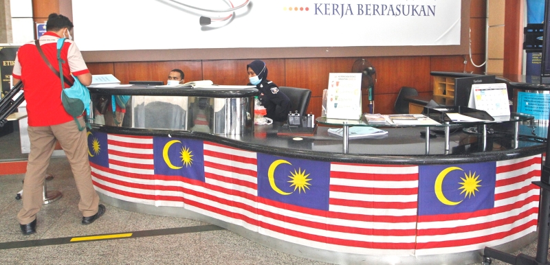在政府部门柜台镶上国旗，让访客在办事的同时，感受国庆月的氛围。