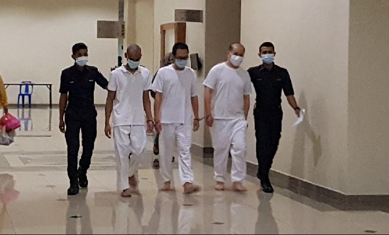 “酒驾逆向行驶撞死人”案被告张建平(中央)被警员带上关丹高庭,面对谋杀及鲁莽驾驶两项罪名。他之后获得允许以30万令吉保释金以及一名担保人,同时必须遵守4项附加条件下保外候审。