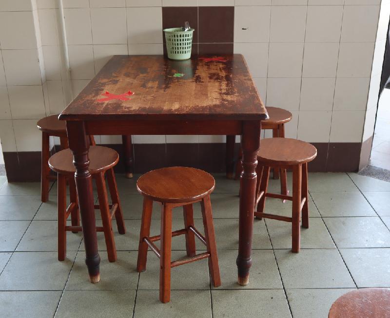 食肆店内的桌子规格太小，不允许放过多的椅子。