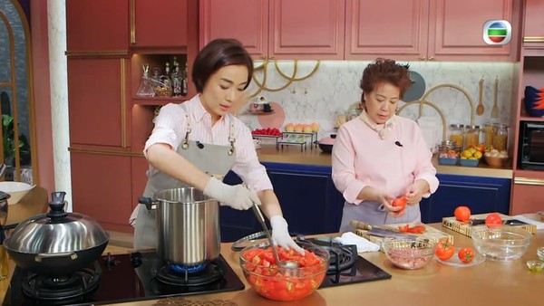 江美仪强用40粒蕃茄教大家煮无水素牛肉番茄汤，只见三姐一边和江美仪聊天一边切个不停，番茄放满一大盆。