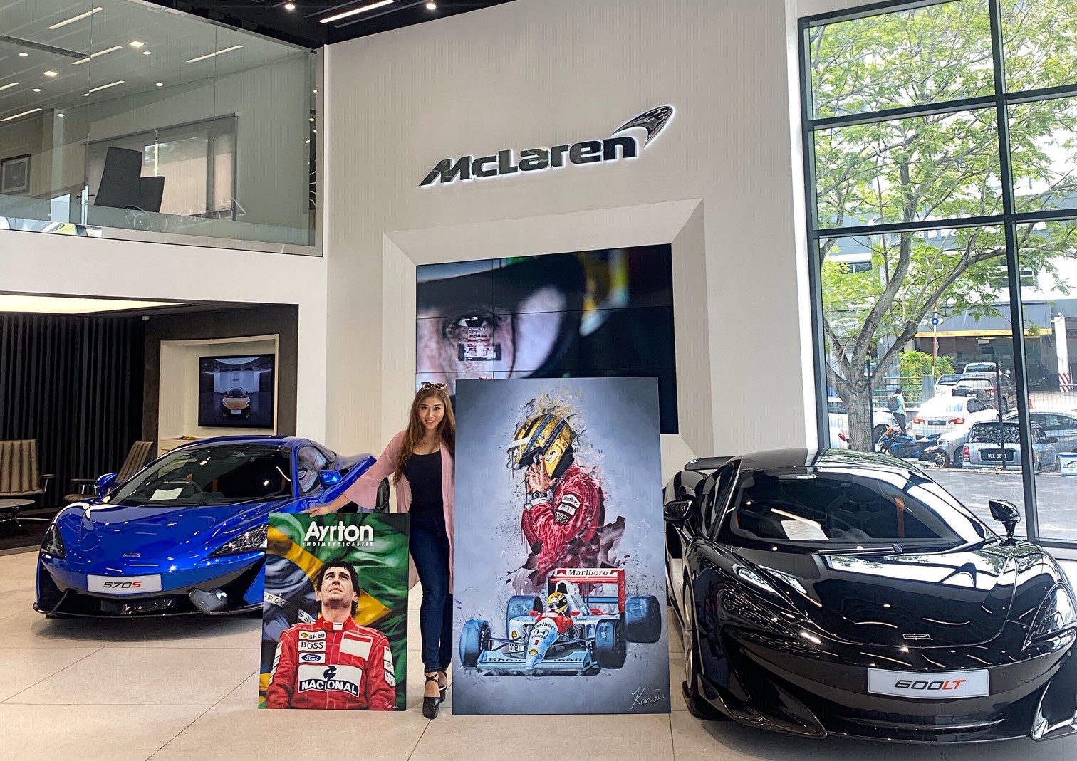 陈嘉慧承接迈凯伦的订单，把一系列迈凯伦前F1 世界冠军车手塞纳的肖像画移交到吉隆坡的迈凯伦展销中心作展示用途。