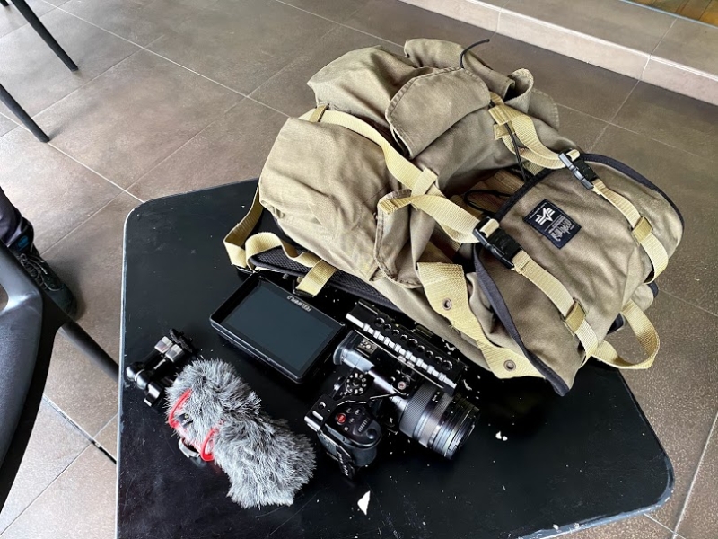 刘铭杰随身携带的包包里，放了相机、麦克风、荧幕监视器及电池等必备器材。