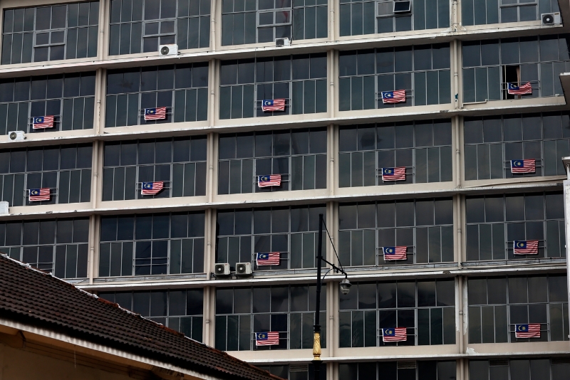 小小的旗帜，点缀了整座建筑物。
