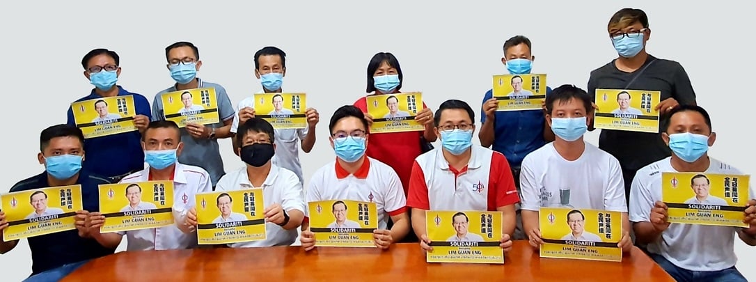 行动党文打烟支部新届理事合影,前排左起为陈志荣、庄志伟、魏宗贤、郭贻标、林永源、方志雄及曾春木。 行动党文打烟支部新届理事合影,前排左起为陈志荣、庄志伟、魏宗贤、郭贻标、林永源、方志雄及曾春木。