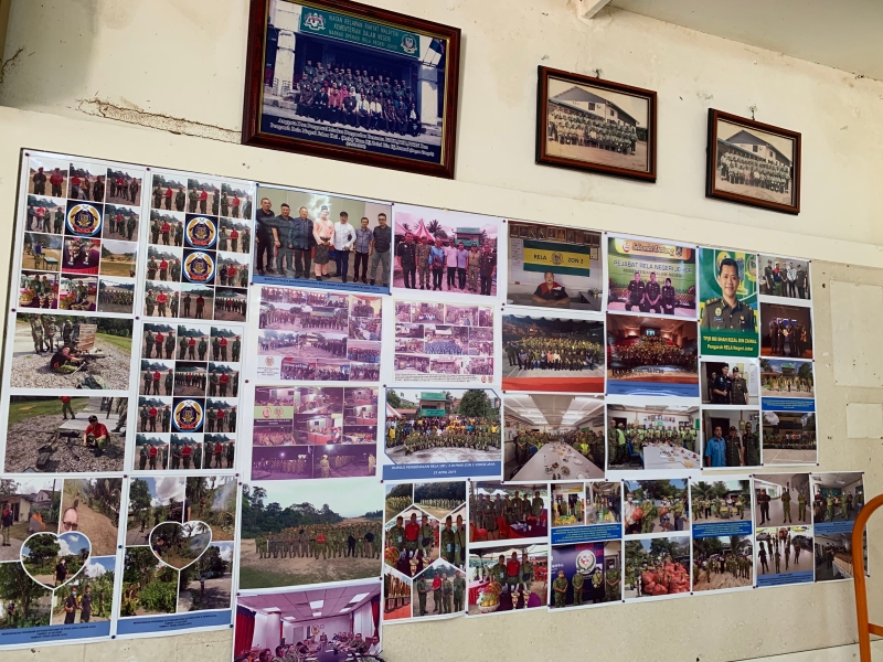 新山（第二区）志愿警卫局会所内的墙壁上，贴满举办过活动的照片。
