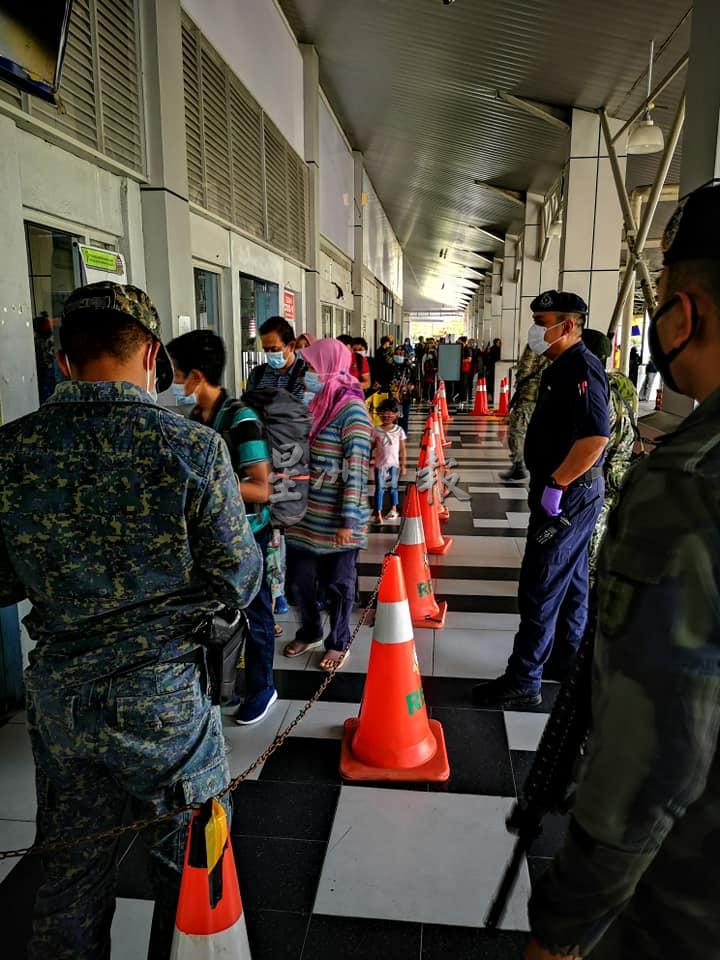 军警接到投报后到场维持秩序，民众才遵从标准作业程序和保持人身距离，排队准备登船。