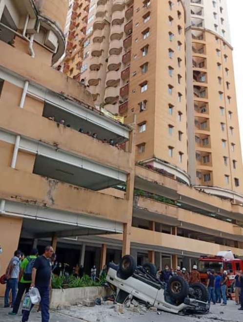 四驱车从公寓3楼停车场撞破围墙坠落后，现场骇人一幕。