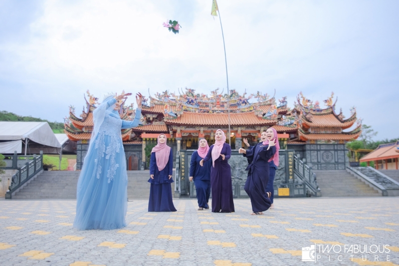 新娘与新娘团以华人庙宇作为背景，拍摄“姐妹团闺蜜照”。（西天宫提供）