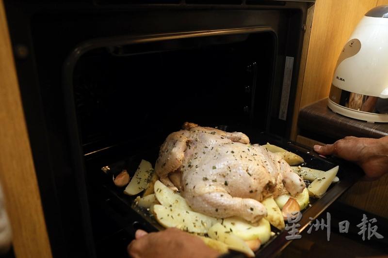 2.预先将烤箱预热10分钟，把鸡肉放入烤箱中，以摄氏180度烘烤1小时。