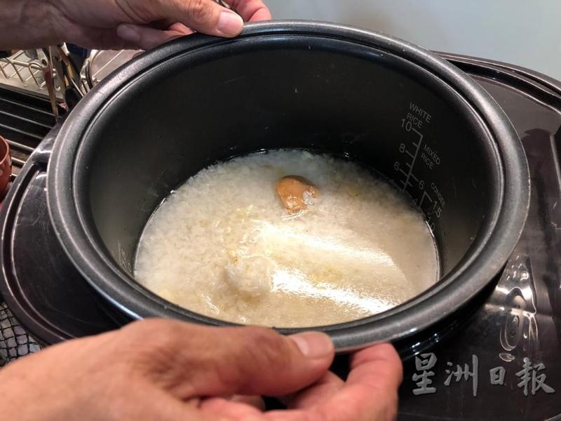 2.将炒香的白米放入饭锅中，并倒入少许椰油后烹煮至熟。