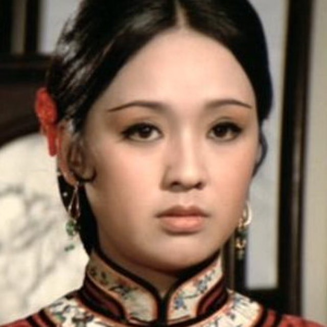 卢宛茵年轻时代也是美女一枚，长相神似六七十年代被誉为“娃娃影后”的李菁。