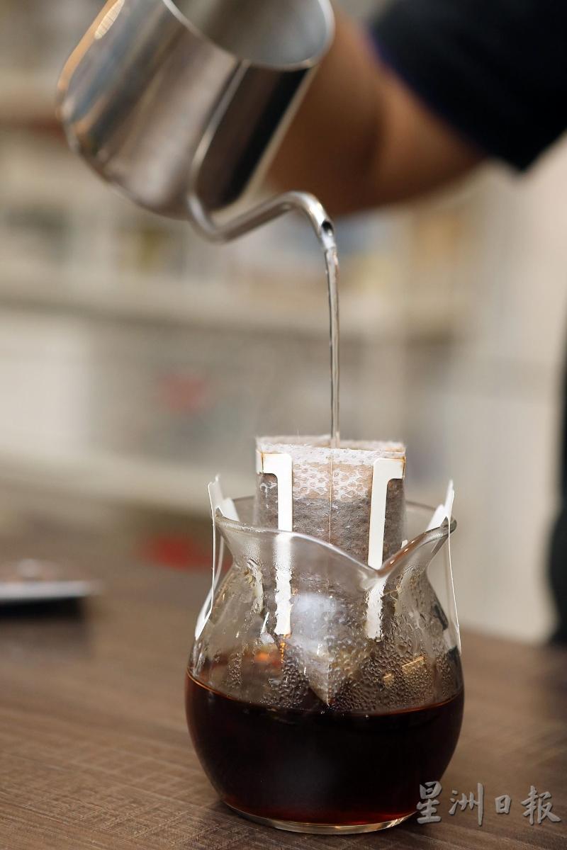 1.将烧开的水缓慢倒入挂耳包，湿润咖啡粉后焖蒸一会儿。
