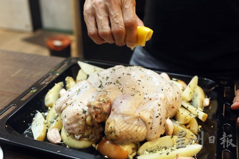 1.将洋葱及马铃薯切片后铺排在烤盘上，再将鸡只置放在上，撒上少许迷迭香及柠檬汁。