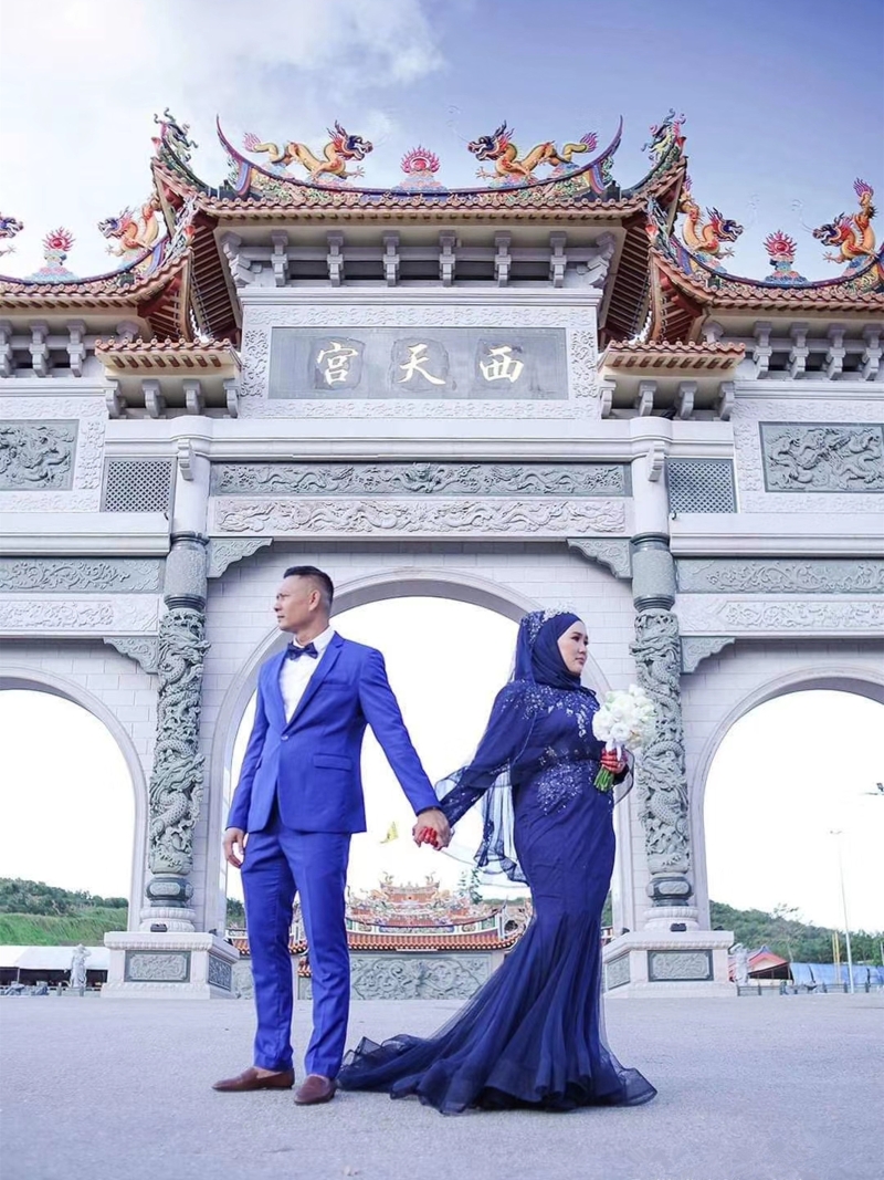 列入马来西亚记录大全的最大天然石牌楼也成为巫裔新人拍摄婚照的景点之一。（西天宫提供）