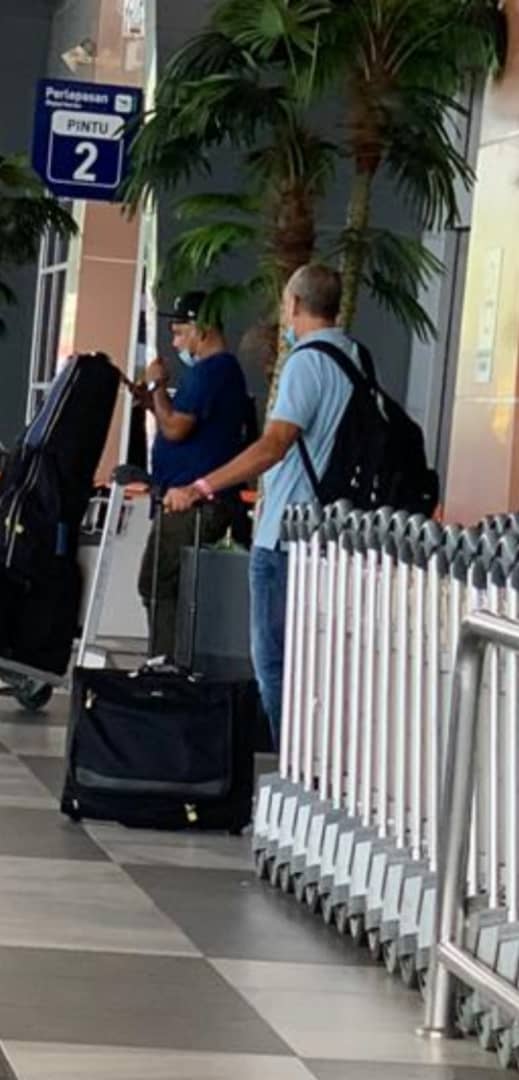 一名法国男子昨日提着行李箱步出浮罗交怡机场，过后被捕。