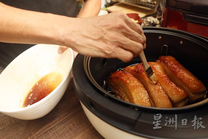 4.在烤的过程中，将叉烧翻至另一面，并涂上腌制的酱料，确保叉烧每一面都烘烤均匀。