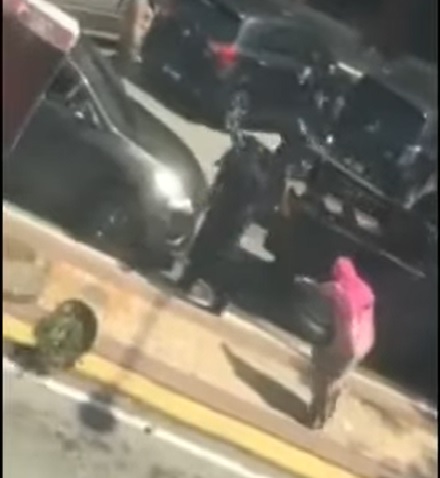 女车主看见沙亚南市政厅执法人员准备拖走其轿车，突然发狂作出过激行为，包括推人、吐口水、爆粗和丢掷物品。（档案照）