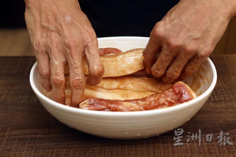 2.在腌制的同时，可为五花肉按摩一会儿，确保椰油渗入肉内。