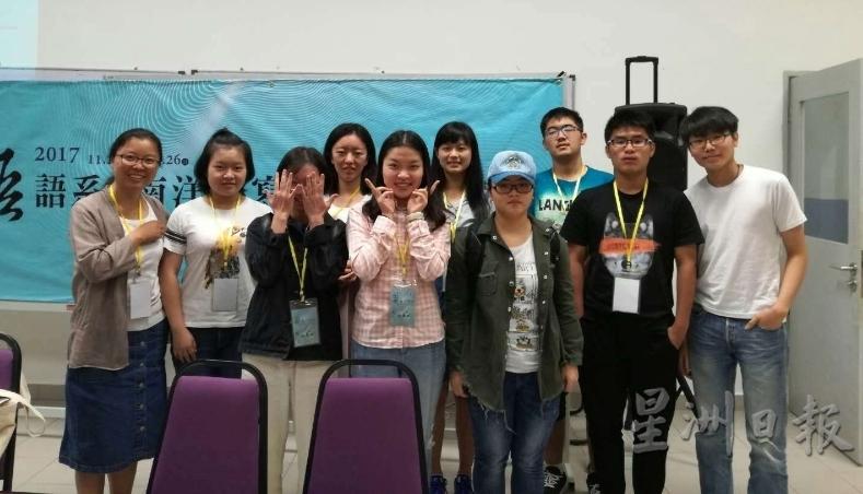 张立柔（左三）和同学多次参加校外的学术讲座，例如2017年到拉曼大学参加华语语系与南洋书写国际研讨会。马中两国的学制比较与文化差异