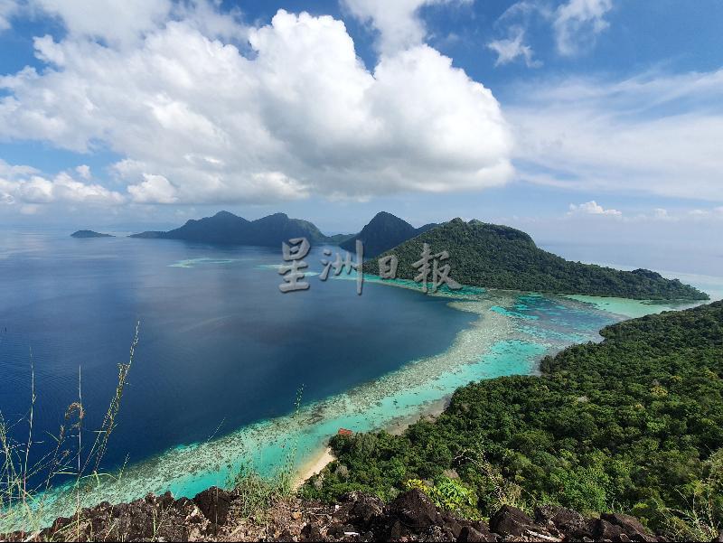从波黑杜朗山顶俯瞰敦沙卡兰海洋公园群岛。