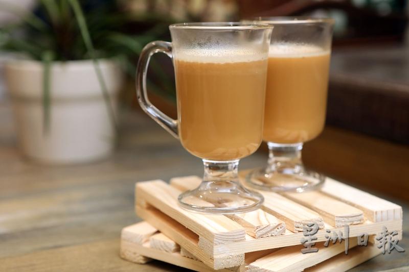 高速搅拌至乳化后的防弹咖啡，有浓郁的咖啡味之余，也有淡淡的冷压初榨椰油的香味，让你能力满满。